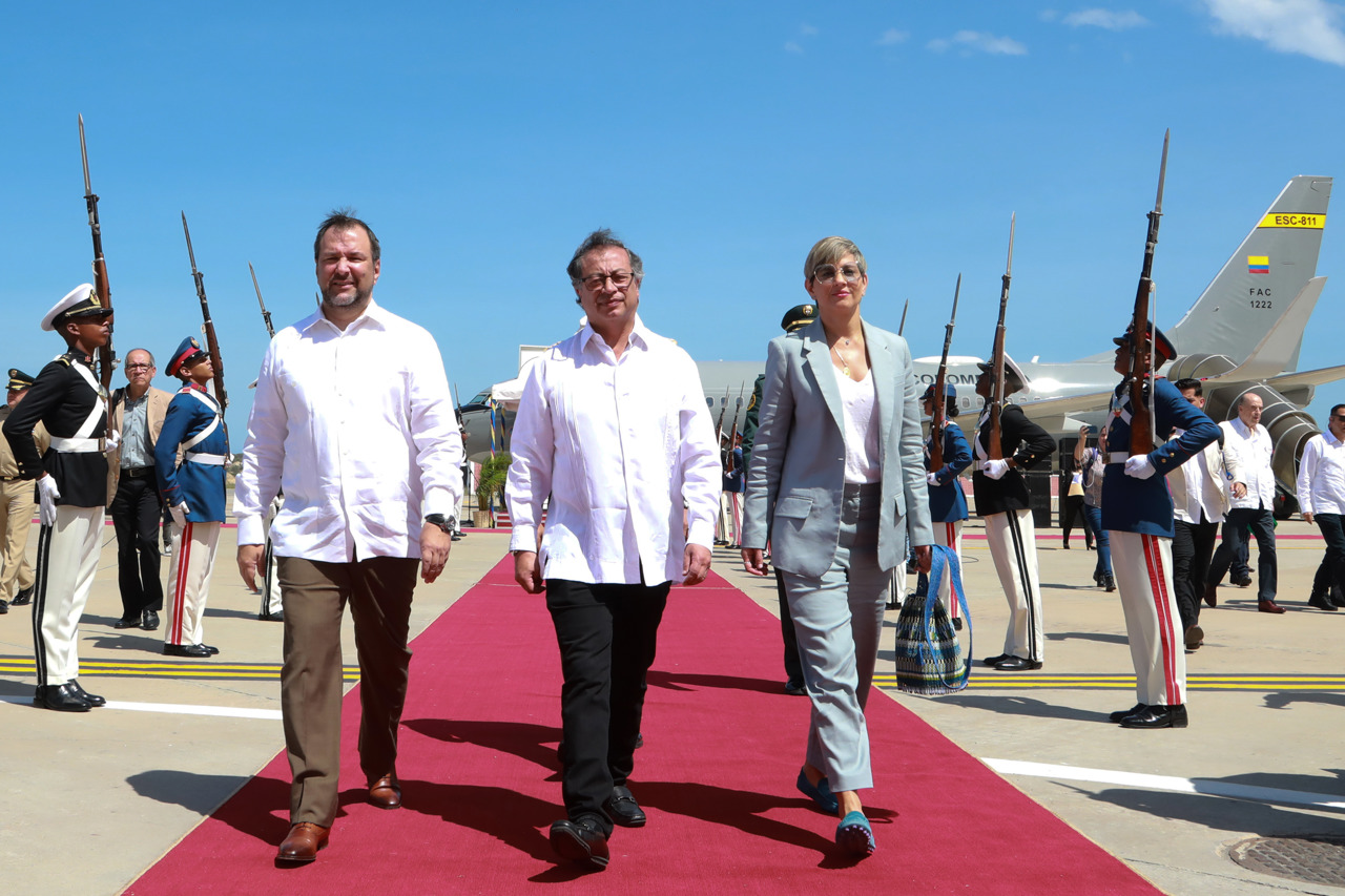 Gustavo Petro mientras camina junto al ministro venezolano de Relaciones Exteriores, Yván Gil, y la primera dama de Colombia, Verónica Alcocer