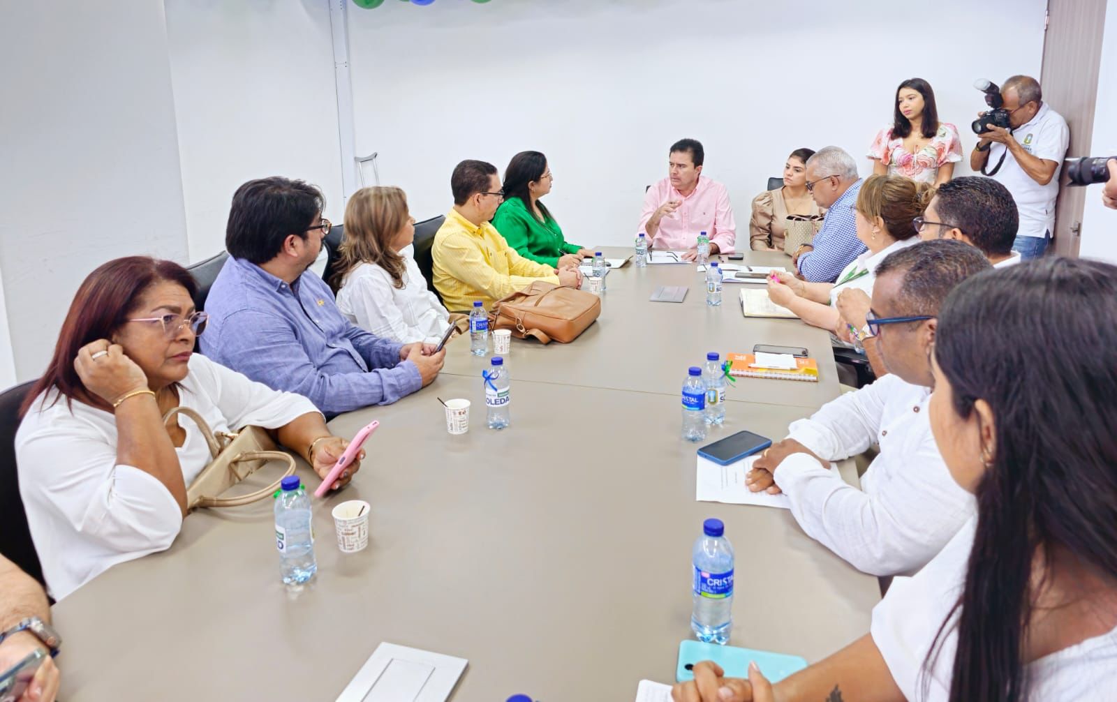 El gabinete de Ucrós con el equipo de apoyo de Alcira Sandoval
