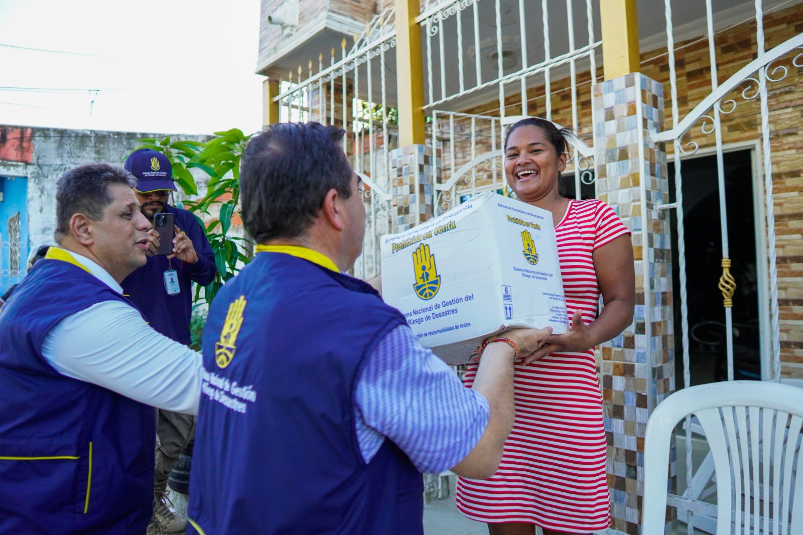 Olmedo López, director de la UNGRD, visitó Cartagena para entregar kits humanitarios
