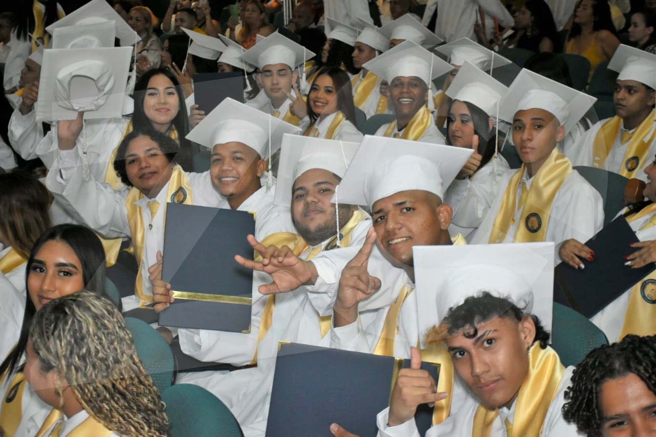 La promoción de bachilleres 2023 del Colegio Francisco José de Caldas