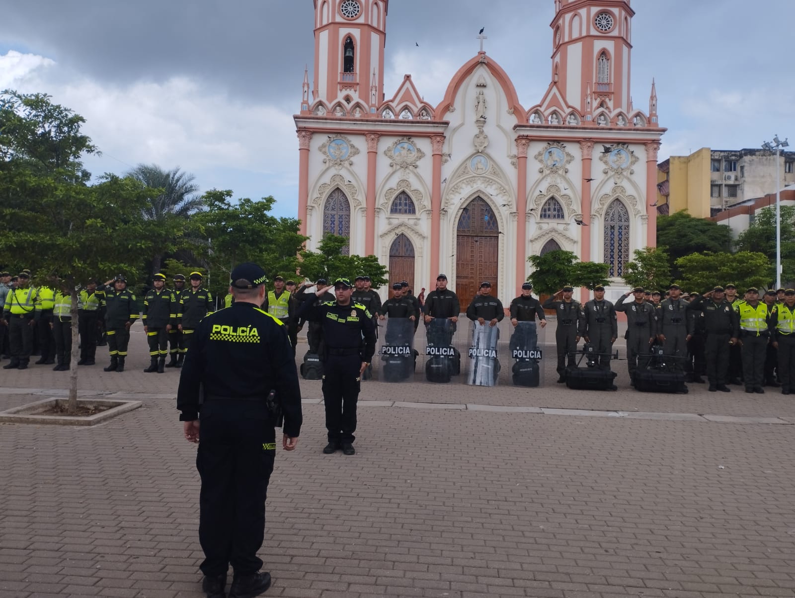 Miembros de la Policía Metropolitana listos para iniciar sus labores.