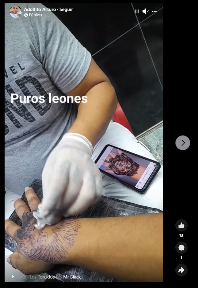 El tatuaje que se realizó Adolfo Arturo Fonseca Colón.