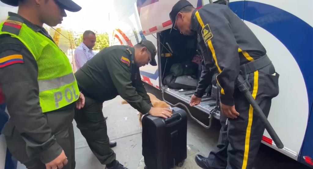 Policía Metropolitana revisa los equipajes.
