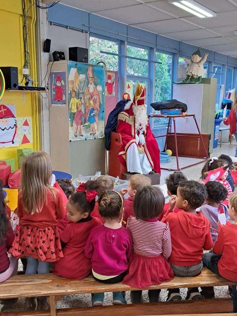 San Nicolás en un colegio en Waterloo, Bélgica, visitando a los niños y anunciando la llegada de la Navidad.
