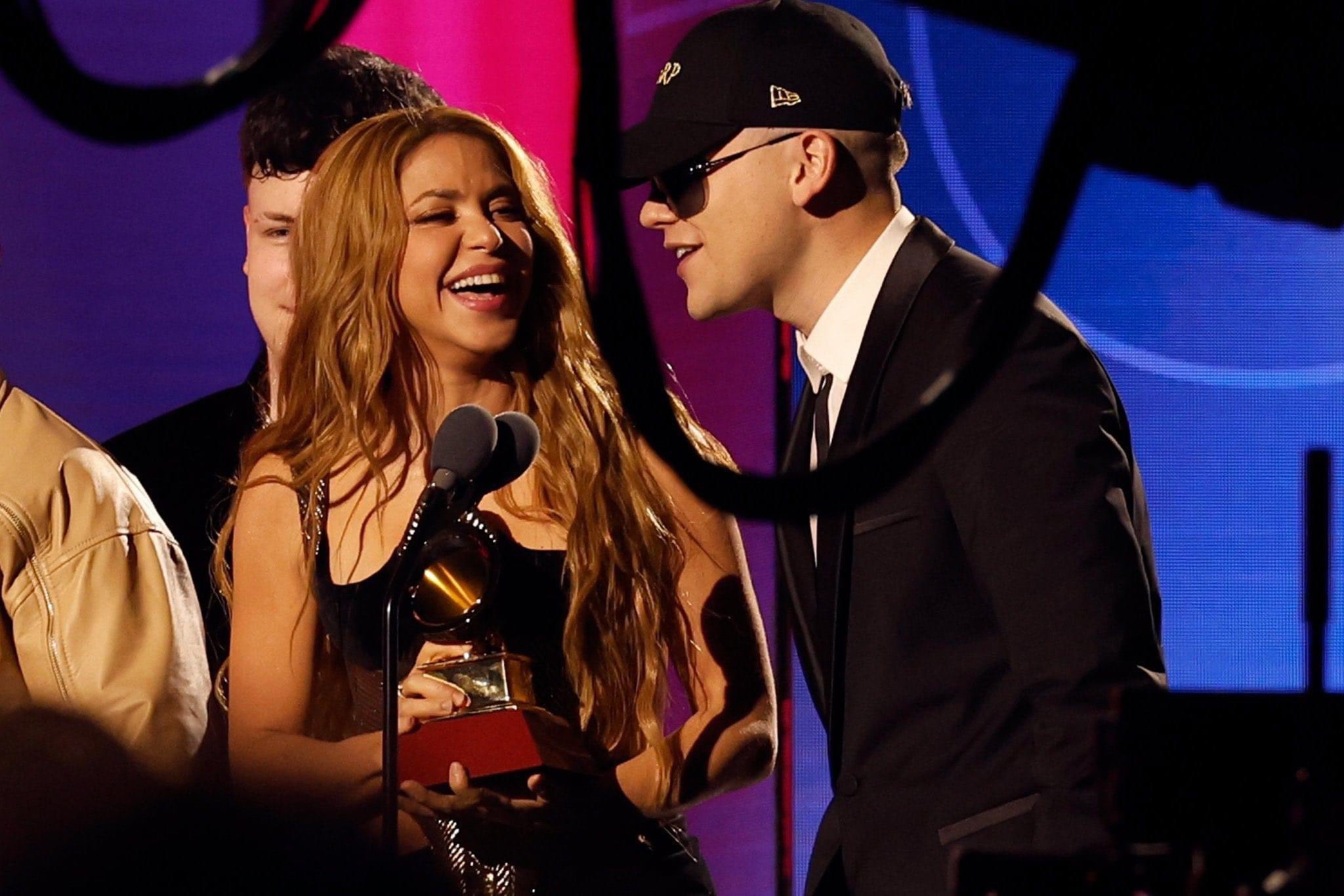 Shakira y Bizarrap recibiendo el Grammy.