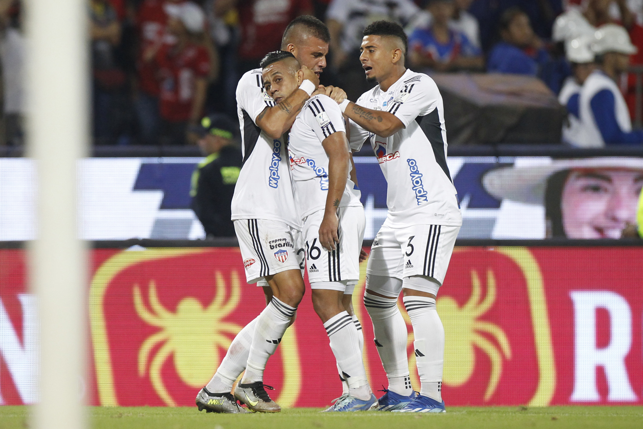 Vladimir Hernández es felicitado por Steven Rodríguez tras marcar el gol del descuento del Junior, en la agonía del partido. 