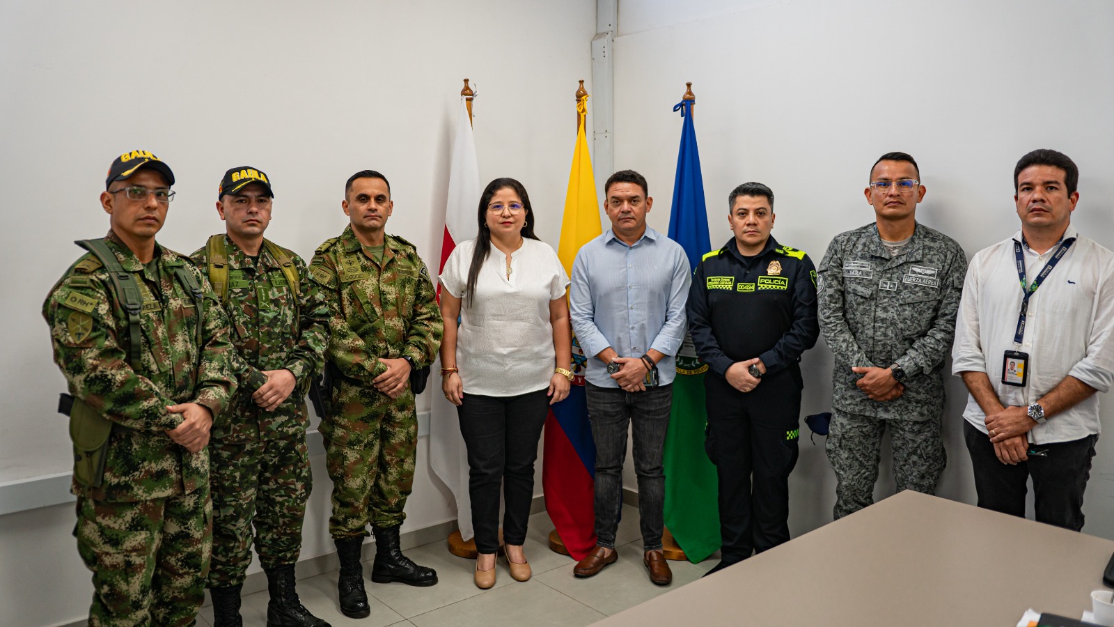 La alcaldesa Alcira Sandoval en reunión con las autoridades de Policía y Militar. 
