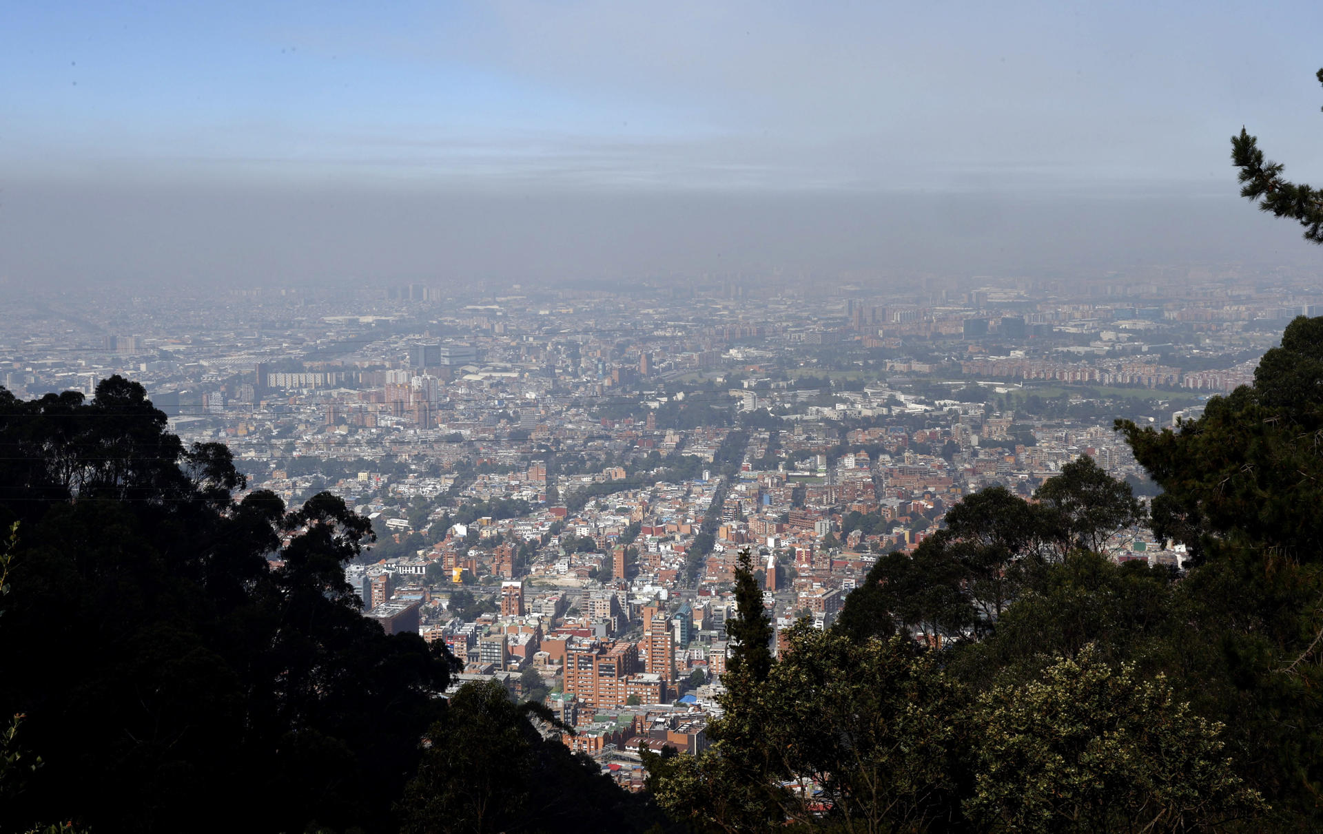 Un capa de humo cubre a Bogotá a raíz de los incendios en los cerros. 