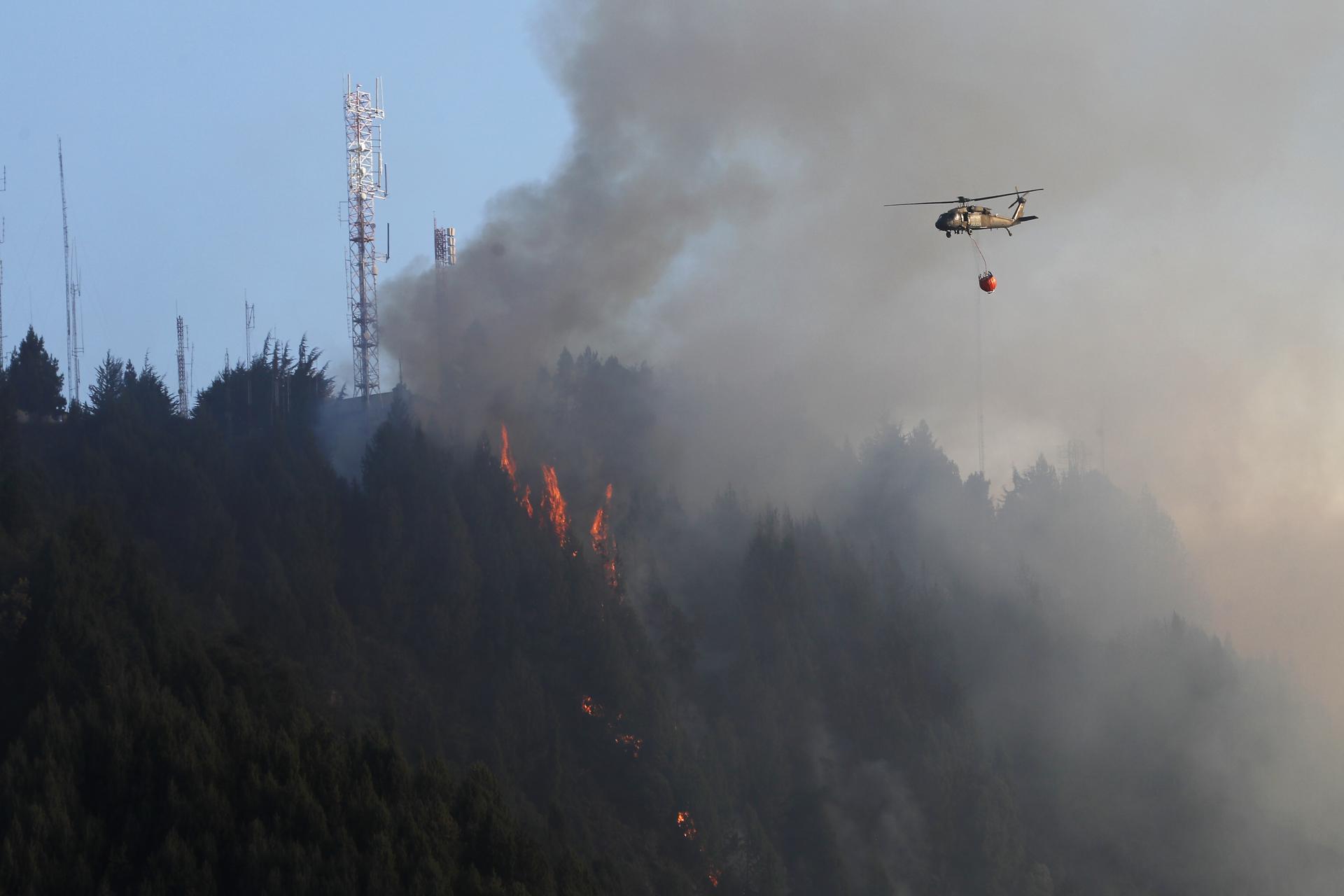 Helicóptero militar en labores de extinción de incendios forestales.
