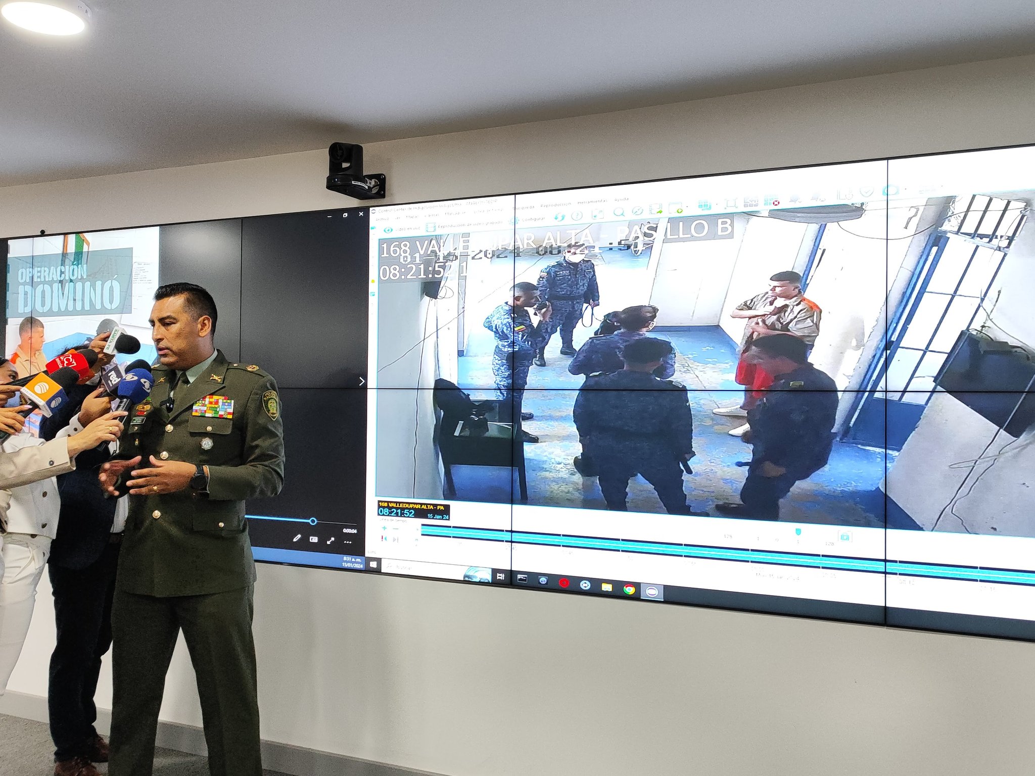 El teniente coronel Daniel Gutiérrez, director del Inpec, mostrando la celda de alias 'Satanás'.