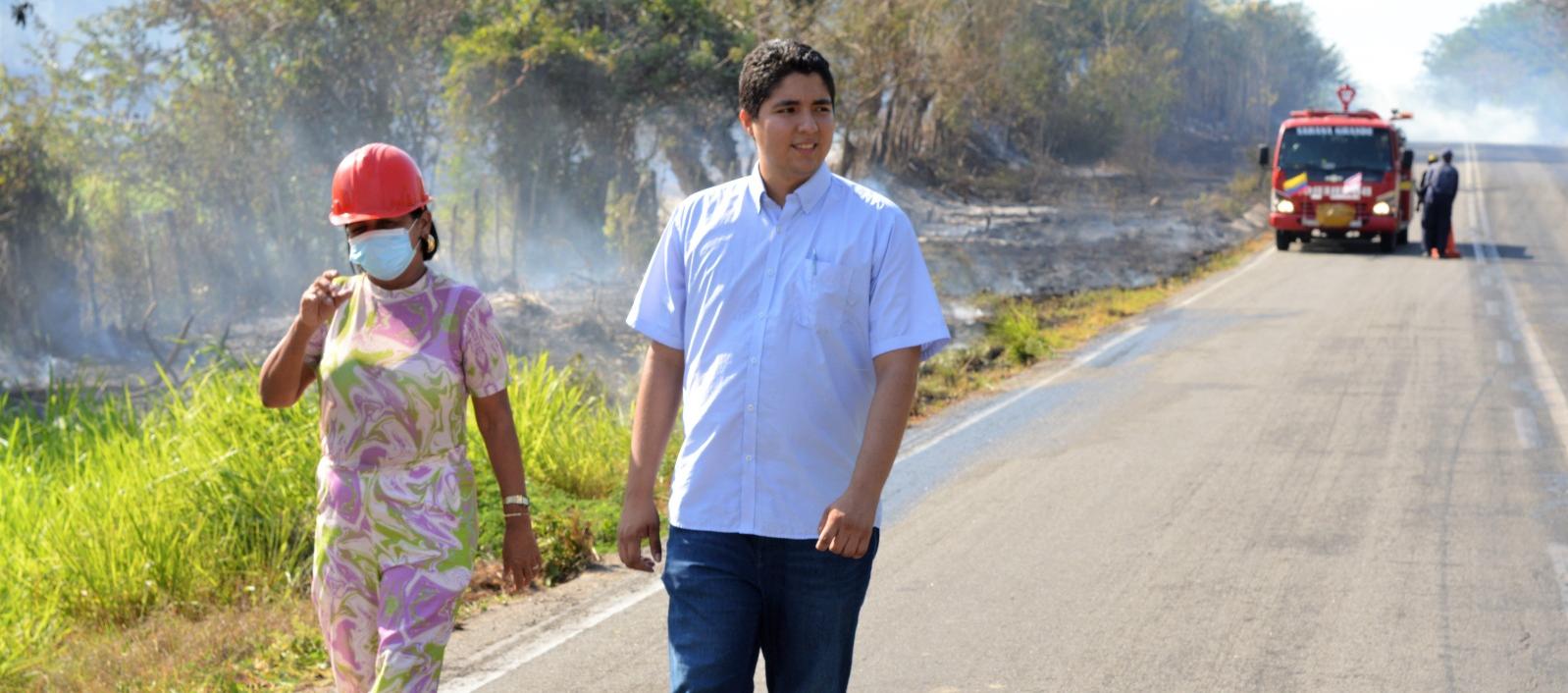 ​​​​La alcaldesa Paula Hun Badillo y su secretario de Gobierno, Moisés Carrillo, recorrieron la zona del incendio