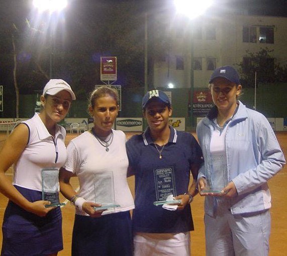 Maryori Franco (camiseta azul) fue campeona en la modalidad de dobles en 2003.