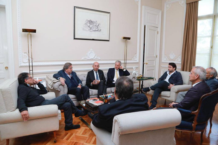 La reunión fue en el despacho del Presidente. 