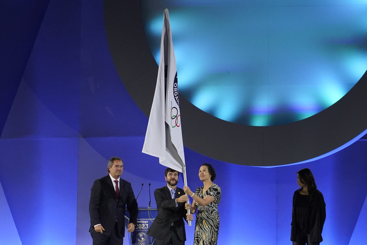 Neven Ilic, presidente de Panam Sports, entregó la bandera a Jaime Pumarejo y a Astrid Rodríguez.