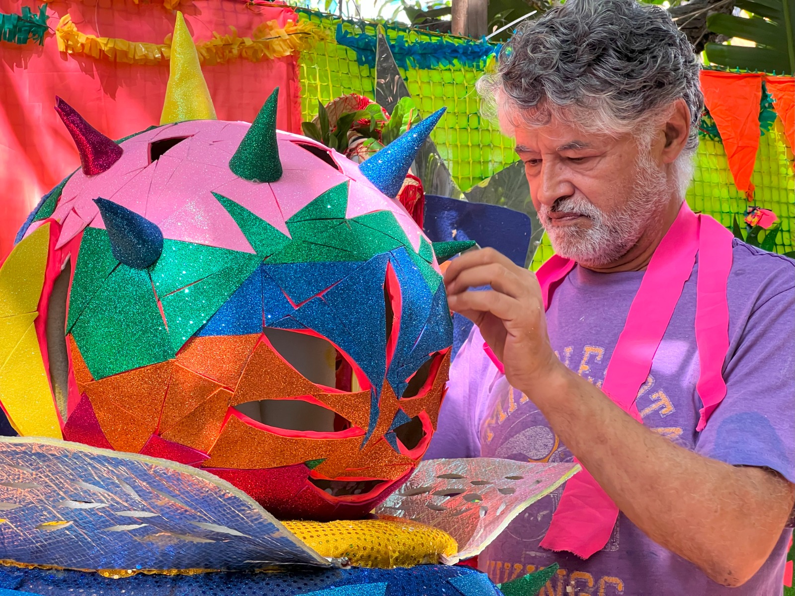 Gustavo Vejarano, director de arte del desfile de 'La Puntica no ma', en pleno diseño de los personajes 2024
