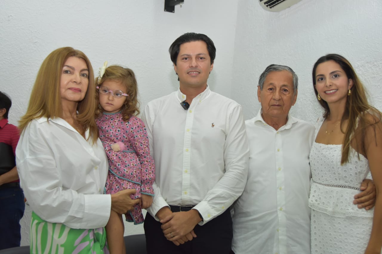 El Personero Miguel Ángel Alzate con sus padres, hermana e hija