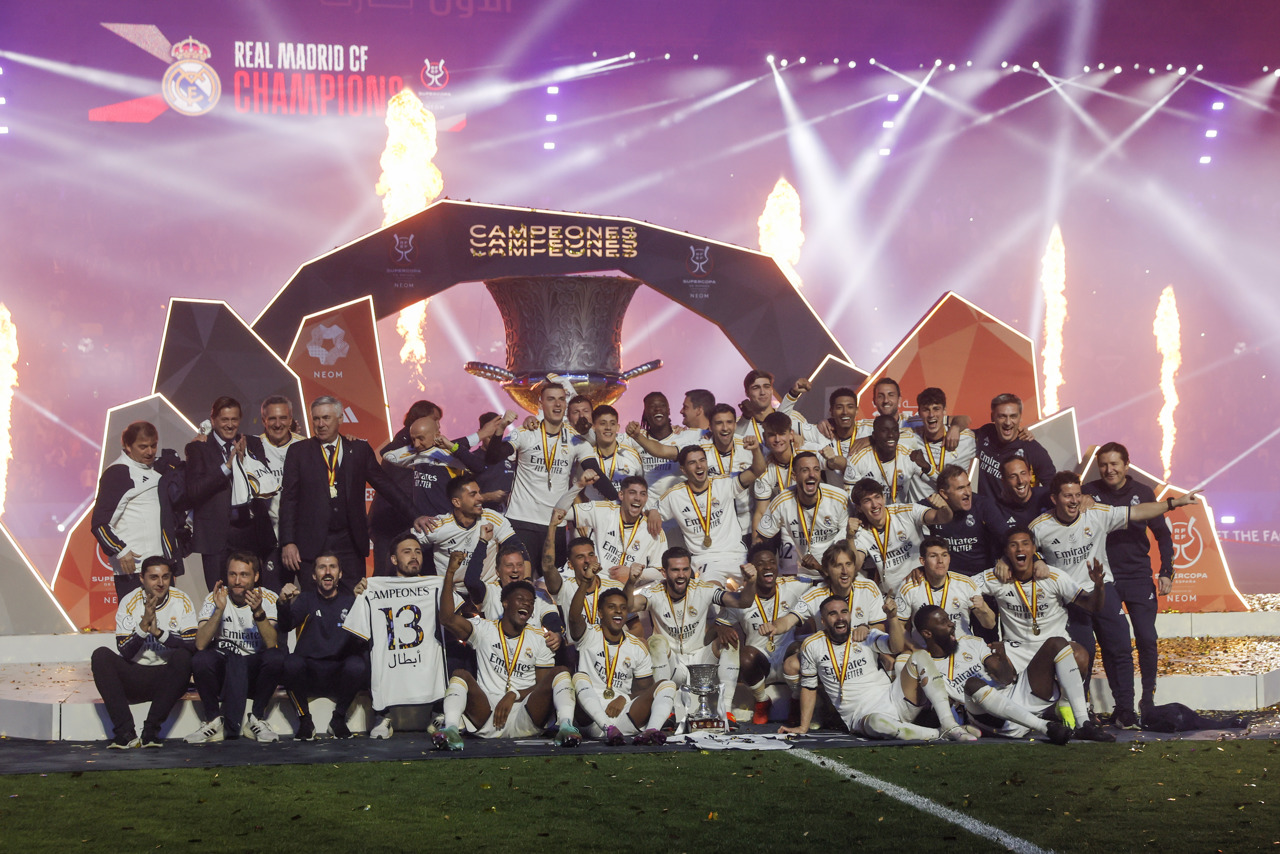 La plantilla del Real Madrid tras recibir el trofeo de la Supercopa de España.