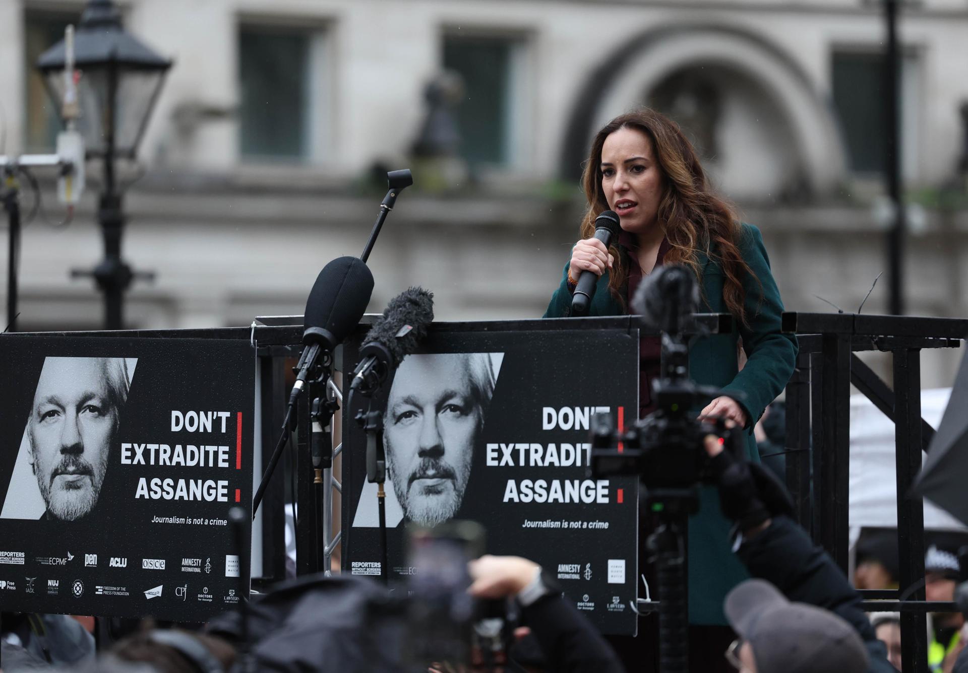 Stella Assange, esposa de Assange, protestando en la Corte Real.