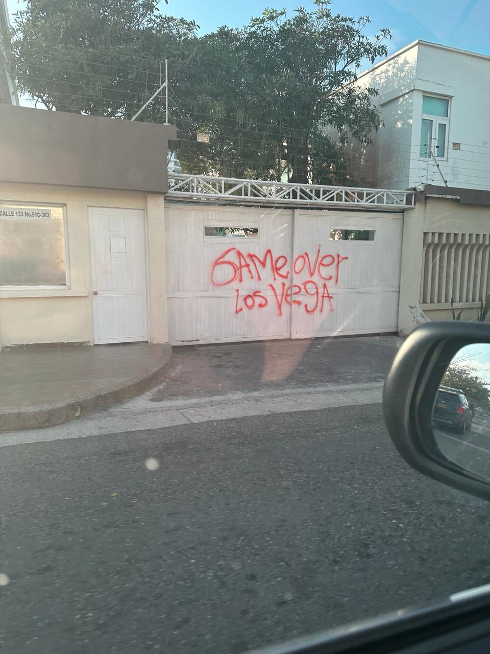 Grafitis pintado en la entrada de la vivienda de Los Vega. 