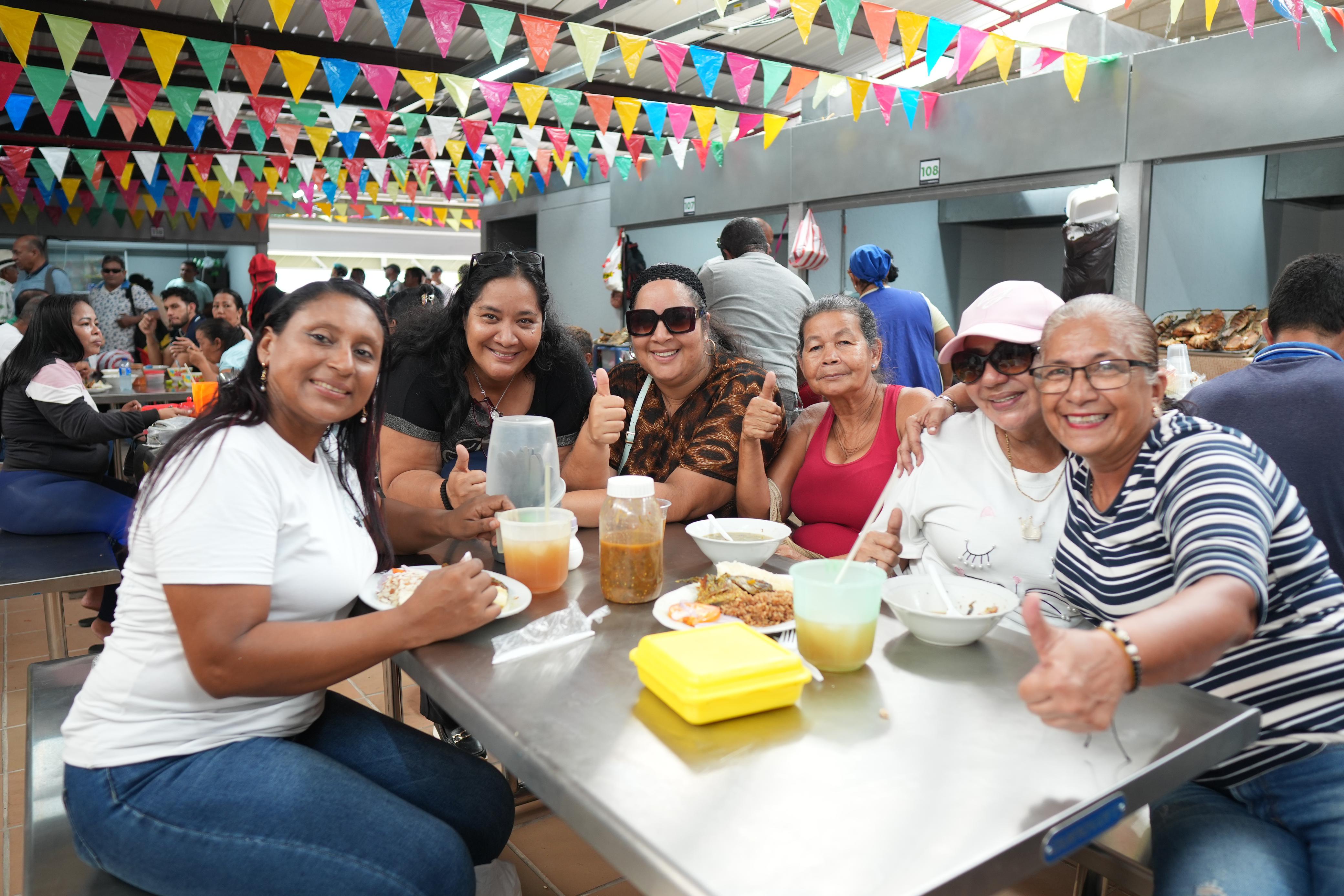 Cuenta con plaza de comida.