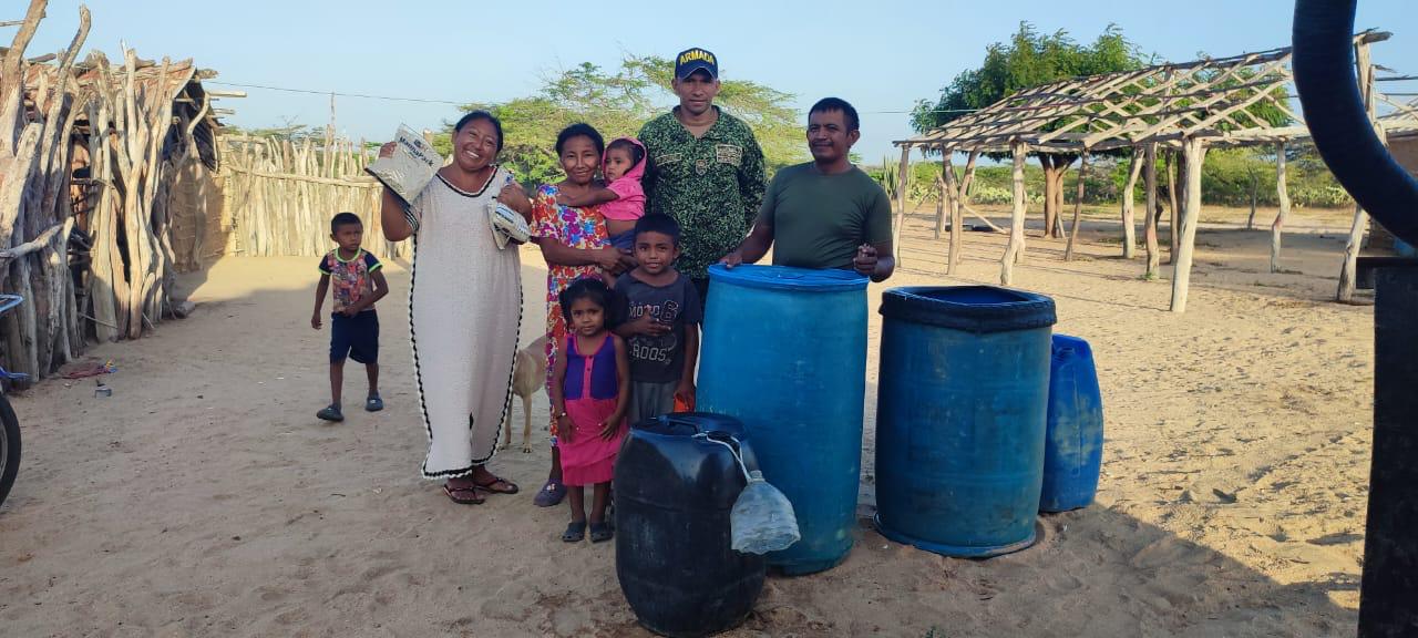 Algunos habitantes beneficiados de la jornada de asistencia humanitaria en la Alta Guajira