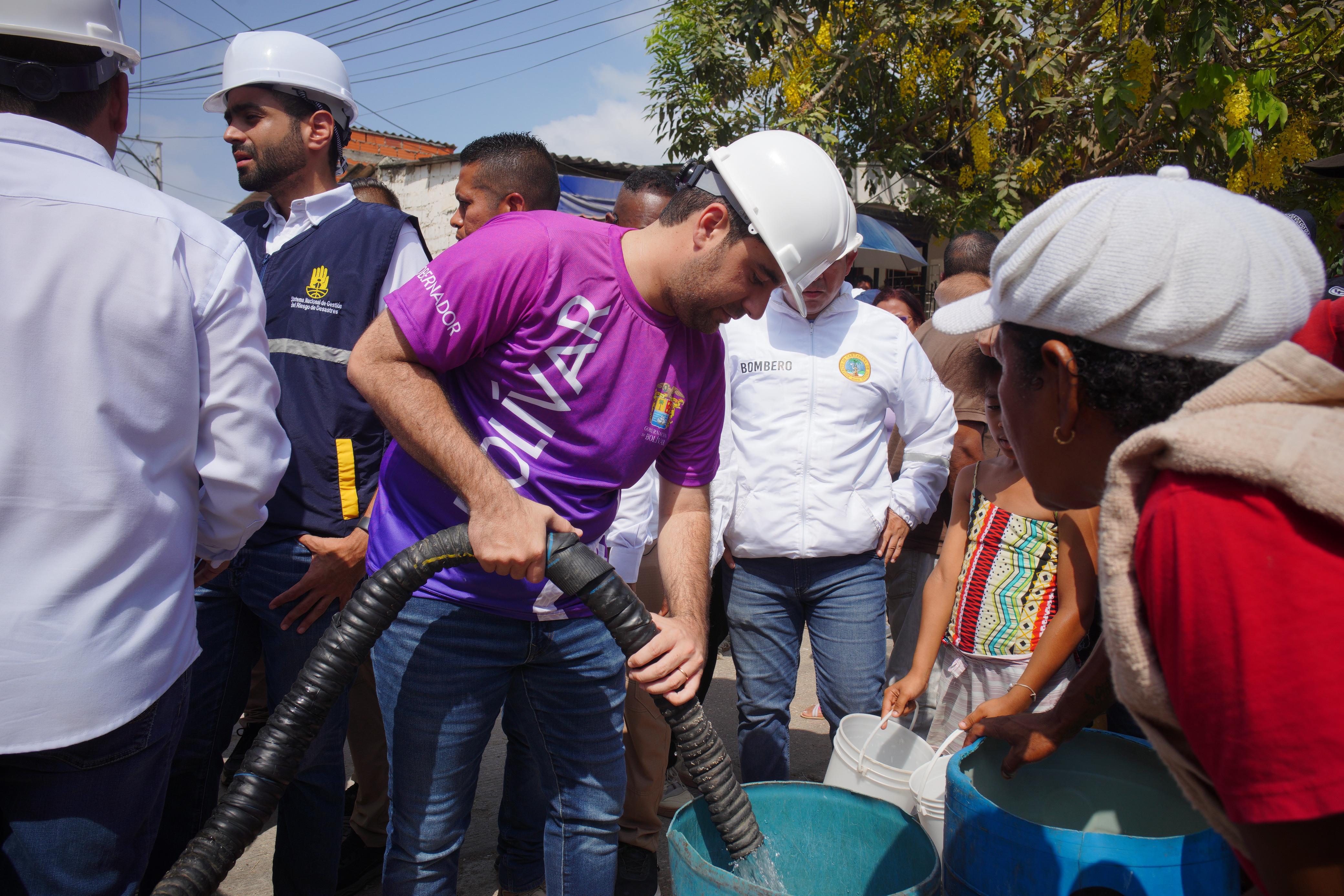 El gobernador de Bolívar, Yamil Arana, llevó agua a usuarios del barrio Ceballos