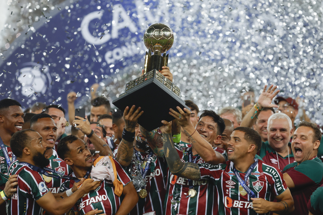 La celebración de los jugadores del Fluminense tras recibir el trofeo de la Recopa Sudamericana.