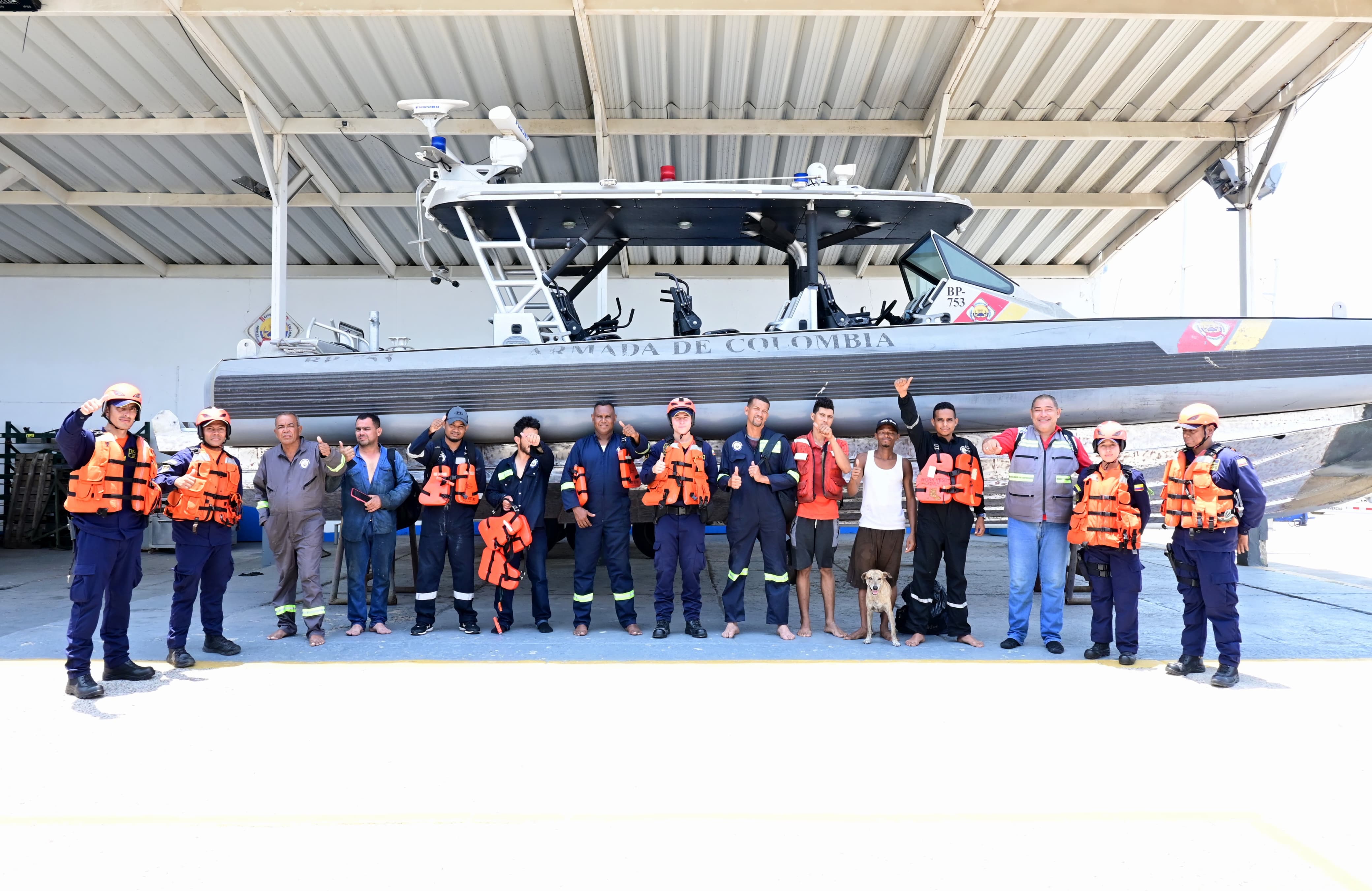 Personas rescatadas por la Armada. 