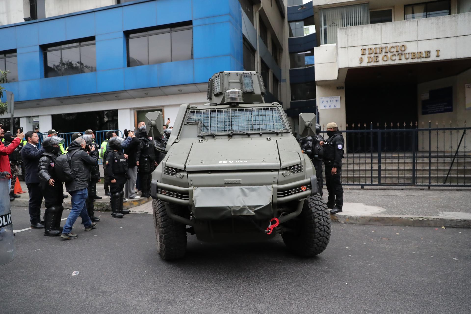 Autoridades ecuatorianas mueven al exvicepresidente Jorge Glas hacia una cárcel.