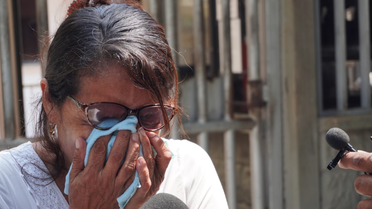 Lourdes Rodríguez, madre de Valentina, llora a las afueras de Medicina Legal. 
