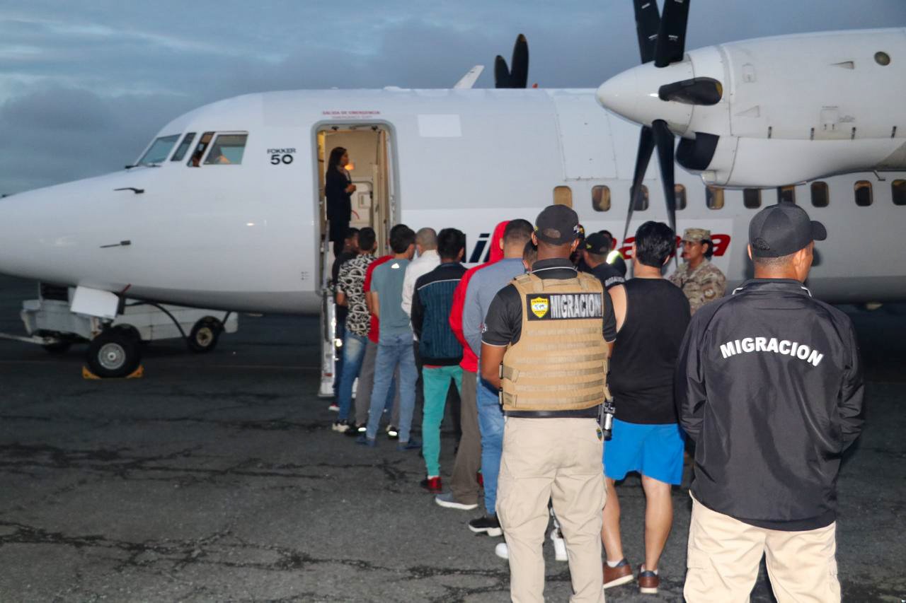 Deportados montándose en el avión para ser trasladados a Colombia.