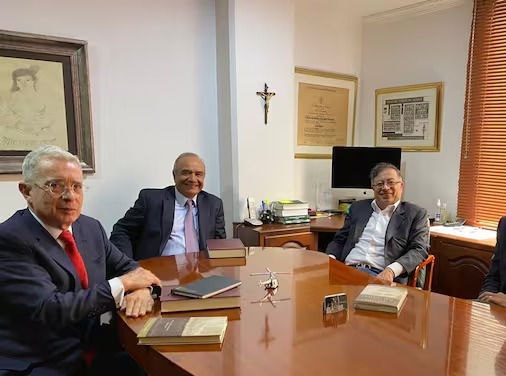 Héctor Carvajal (centro) prestó su oficina para la reunión de Álvaro Uribe y Petro.