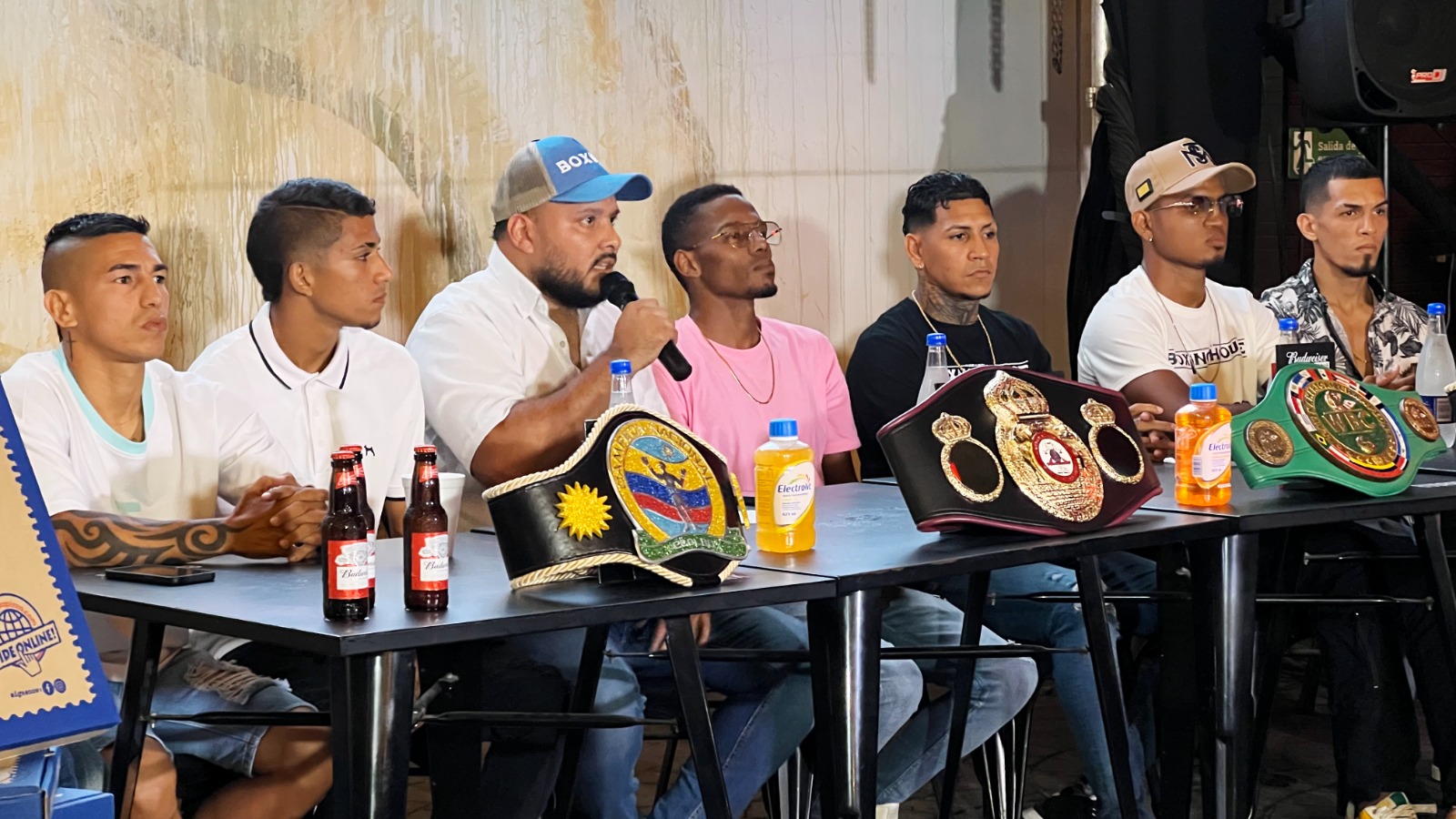 Jesse Porras y los boxeadores durante la presentación de 'La Gran Batalla'.