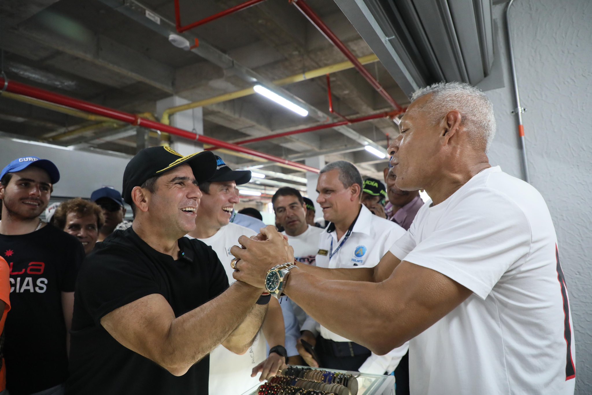 El alcalde Alejandro Char con uno de los vendedores beneficiados de la Esquina del Marquetero