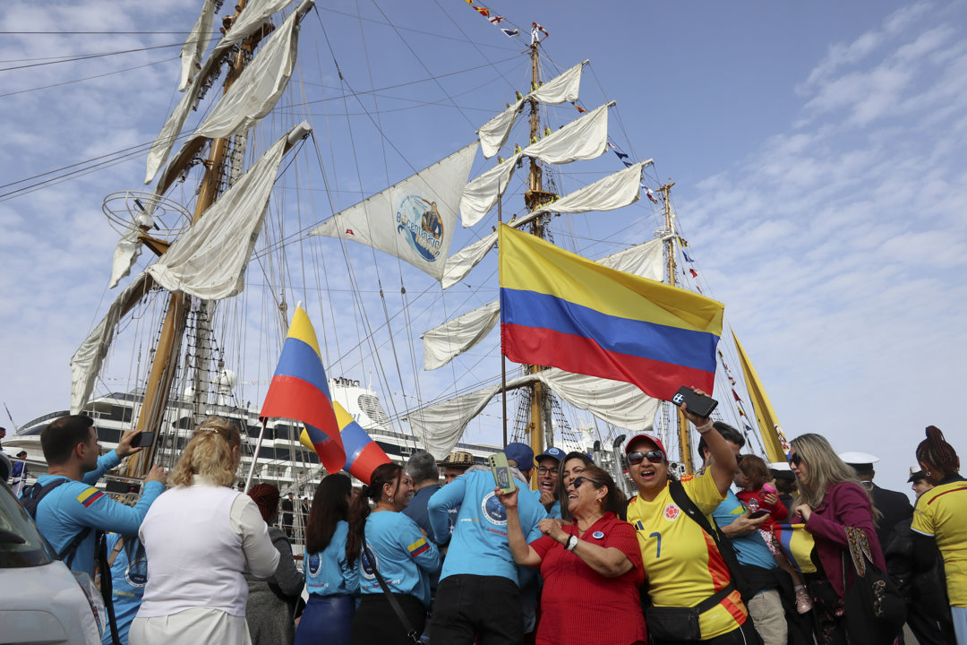 Colombianos recibieron con orgullo al ARC Gloria.