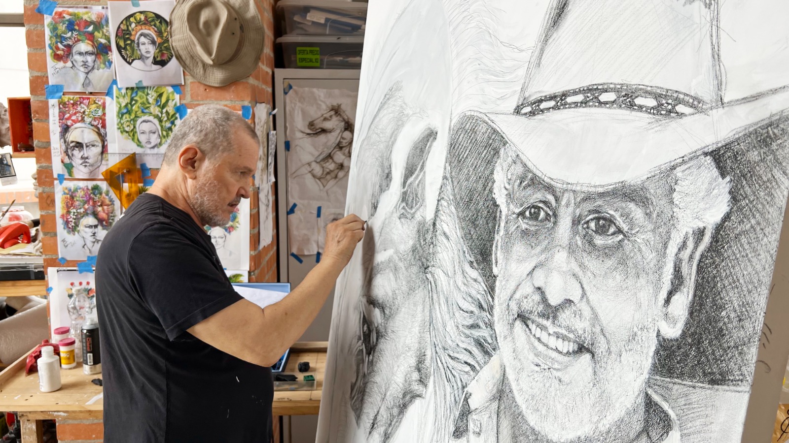 El artista plástico y pintor paisa Joaquín Botero en su estudio, en plena creación