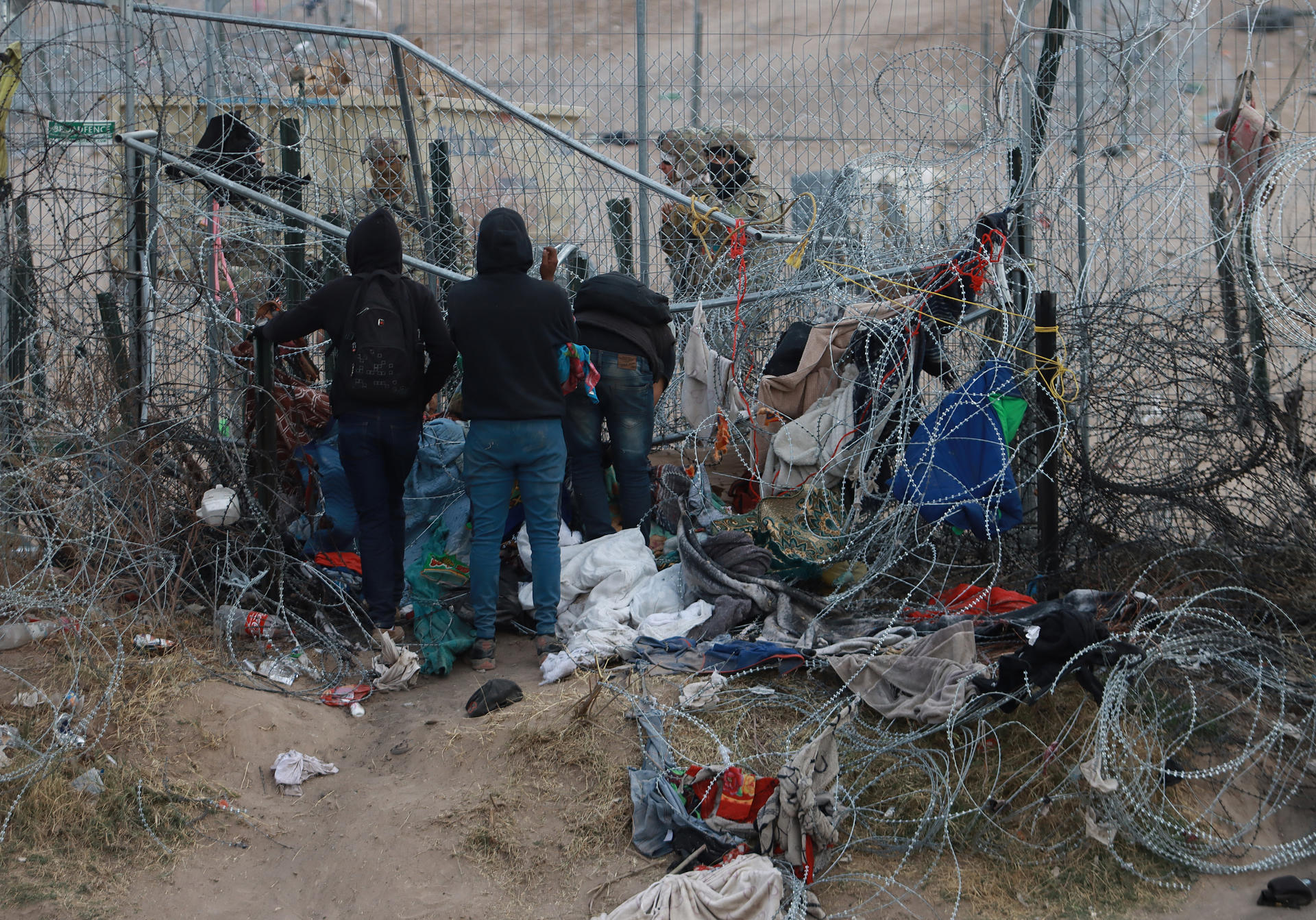 Migrantes intentan cruzar la frontera México-EE.UU. en medio de vigilancia militar