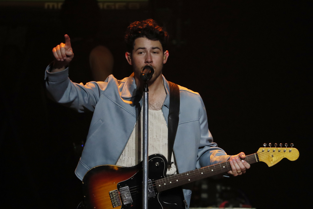 Nick Jonas en el escenario.