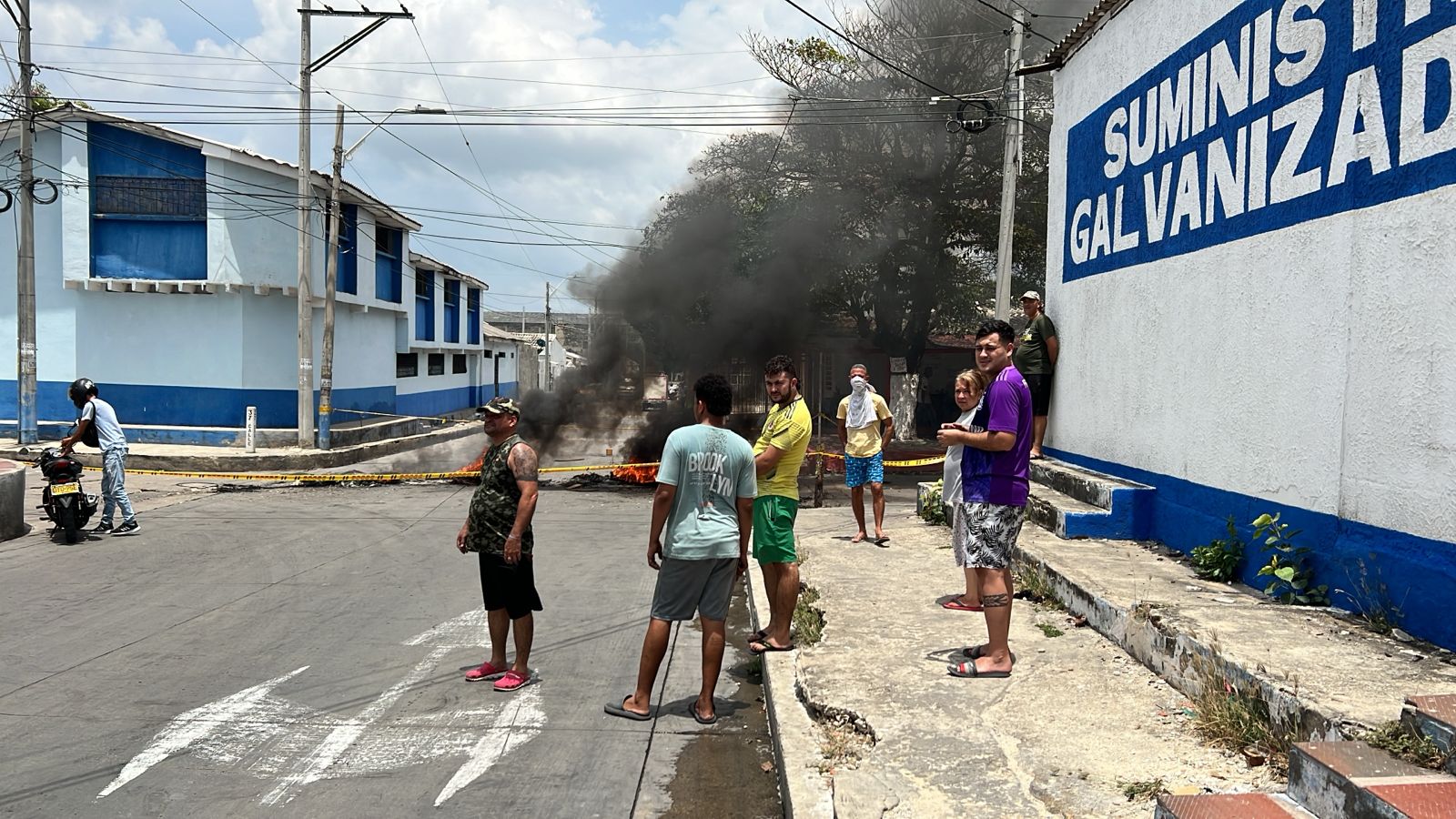 Usuarios de Air-e en el barrio Montes