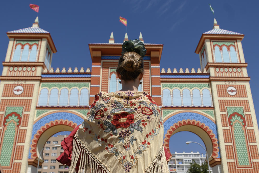 Mujer vestida de flamenca en el Real de la Feria de Abril de Sevilla.