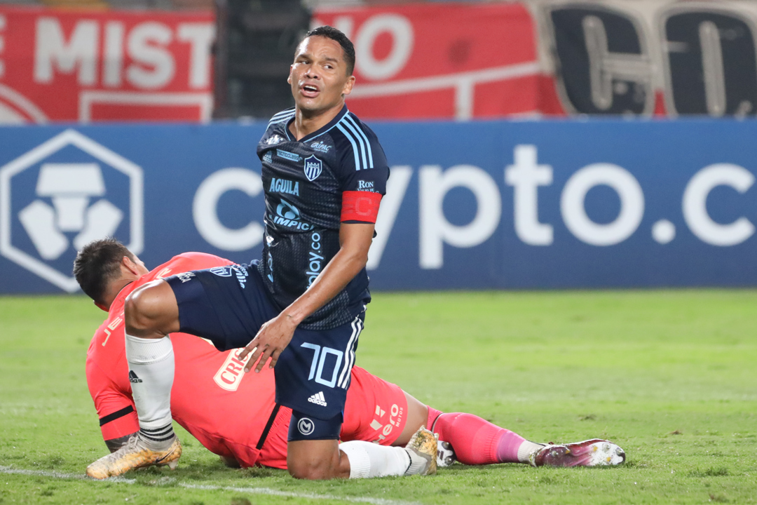 Carlos Bacca luego de una opción de gol fallida ante el pórtico de Universitario.