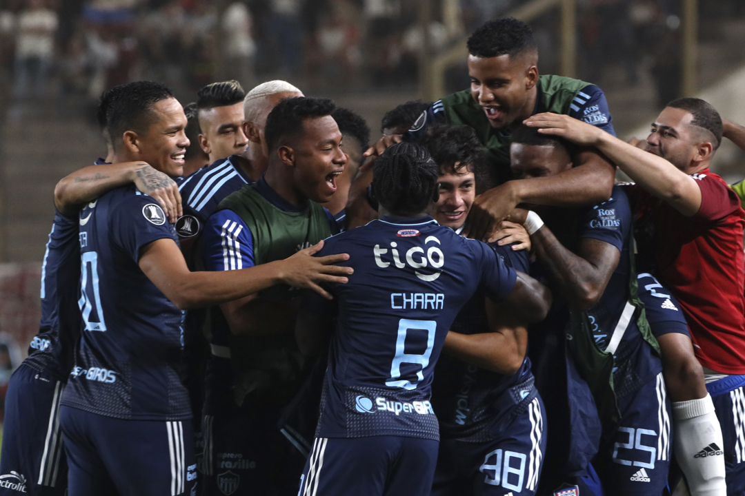 La celebración de los jugadores del Junior tras el gol de Bryan Castrillón.