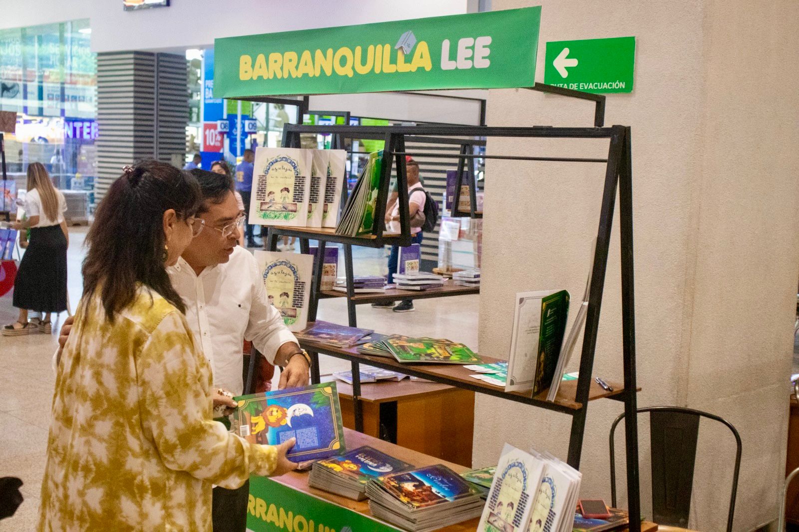 El secretario de Desarrollo Económico, Richard Fernández, con una de las visitantes a la feria