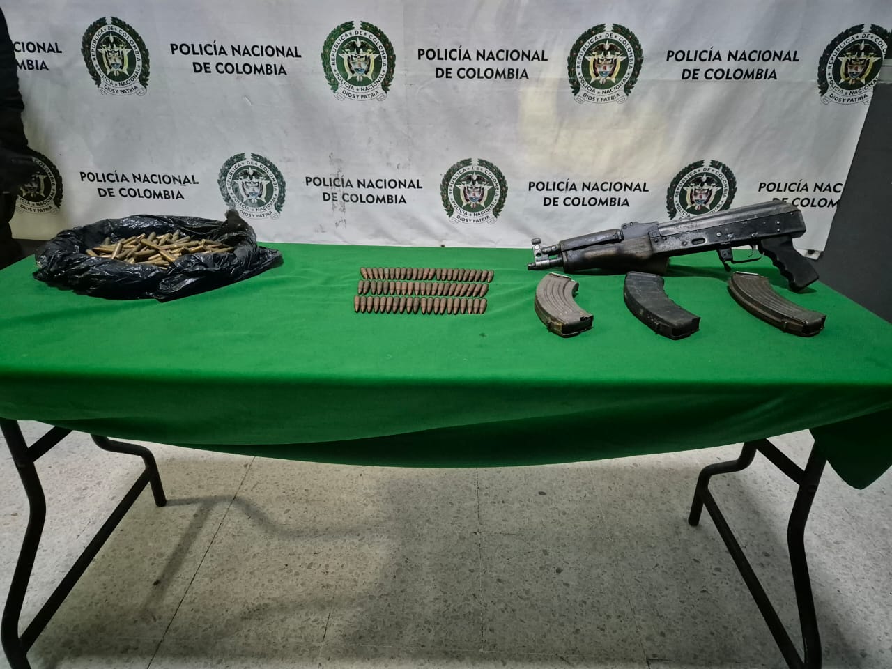 Fusil AK -47, 64 cartuchos 5,56, 157 cartuchos 7,62 y tres proveedores. 