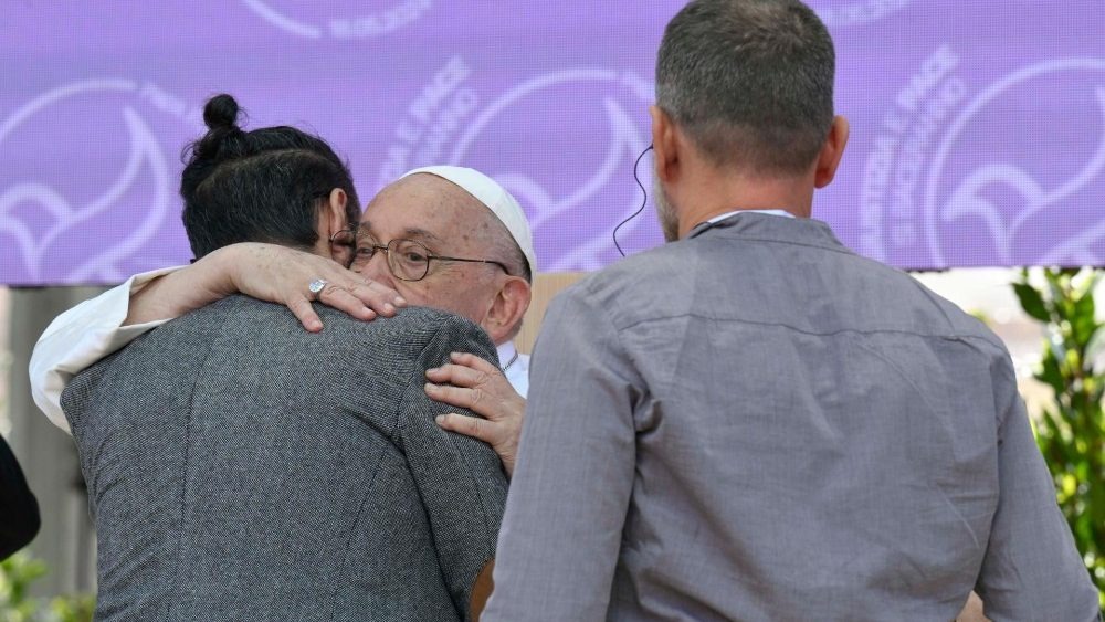 En emotiva ceremonia, el Papa abraza a un israelí y a un palestino 