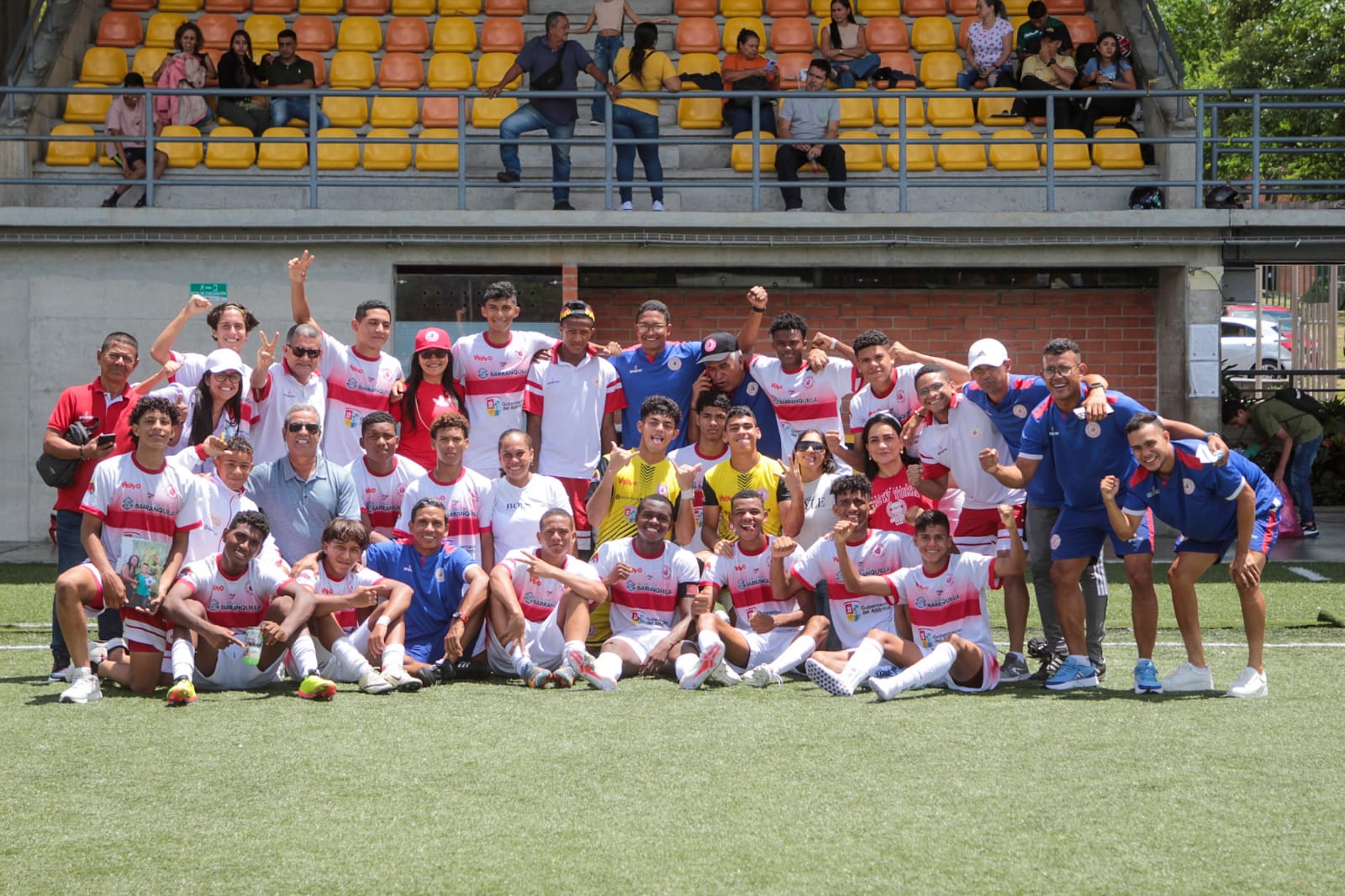 El equipo del Atlántico celebrando su clasificación.