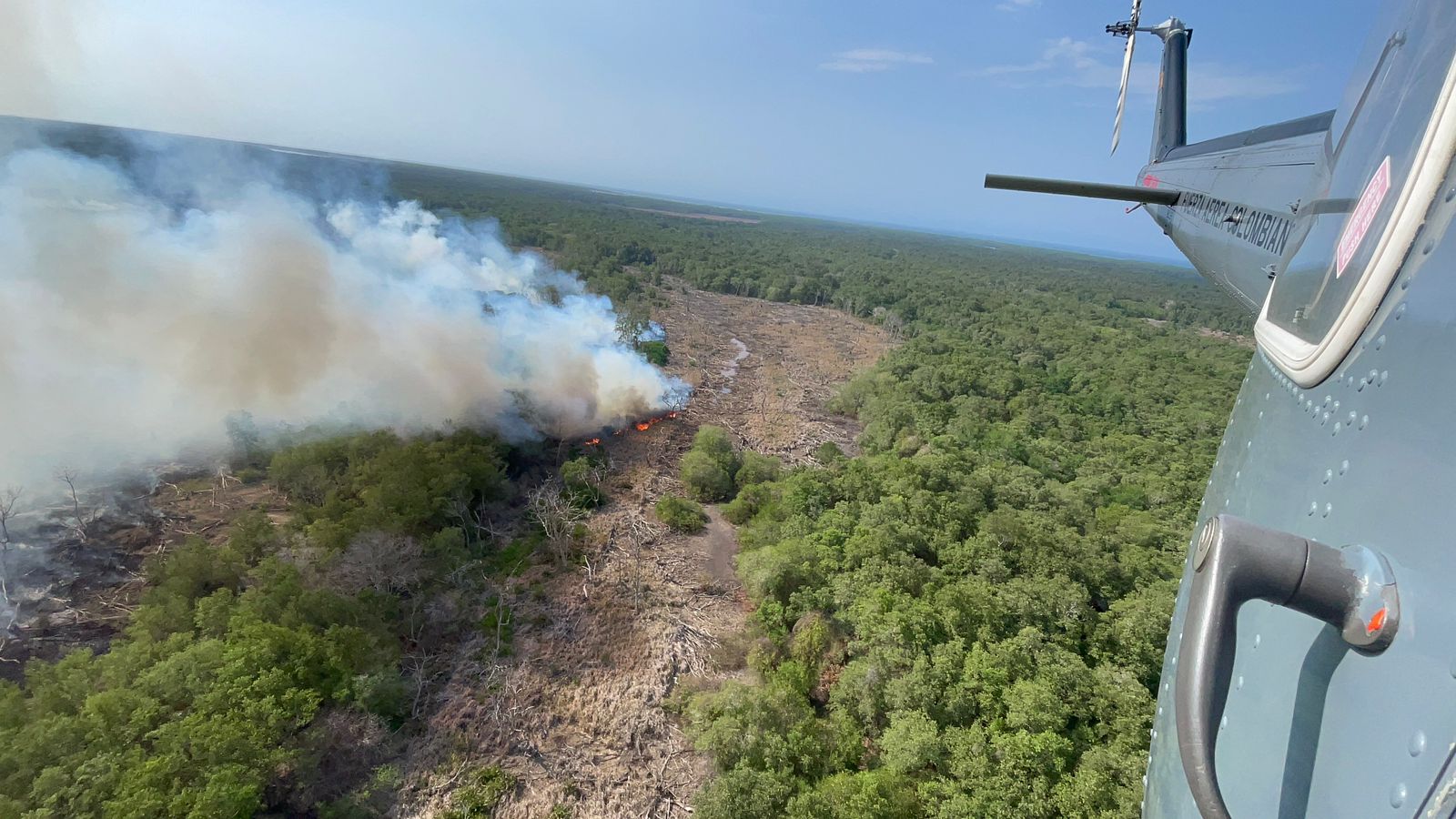 Aeronave con capacidad de 800 galones entra a apoyar atención del incendio