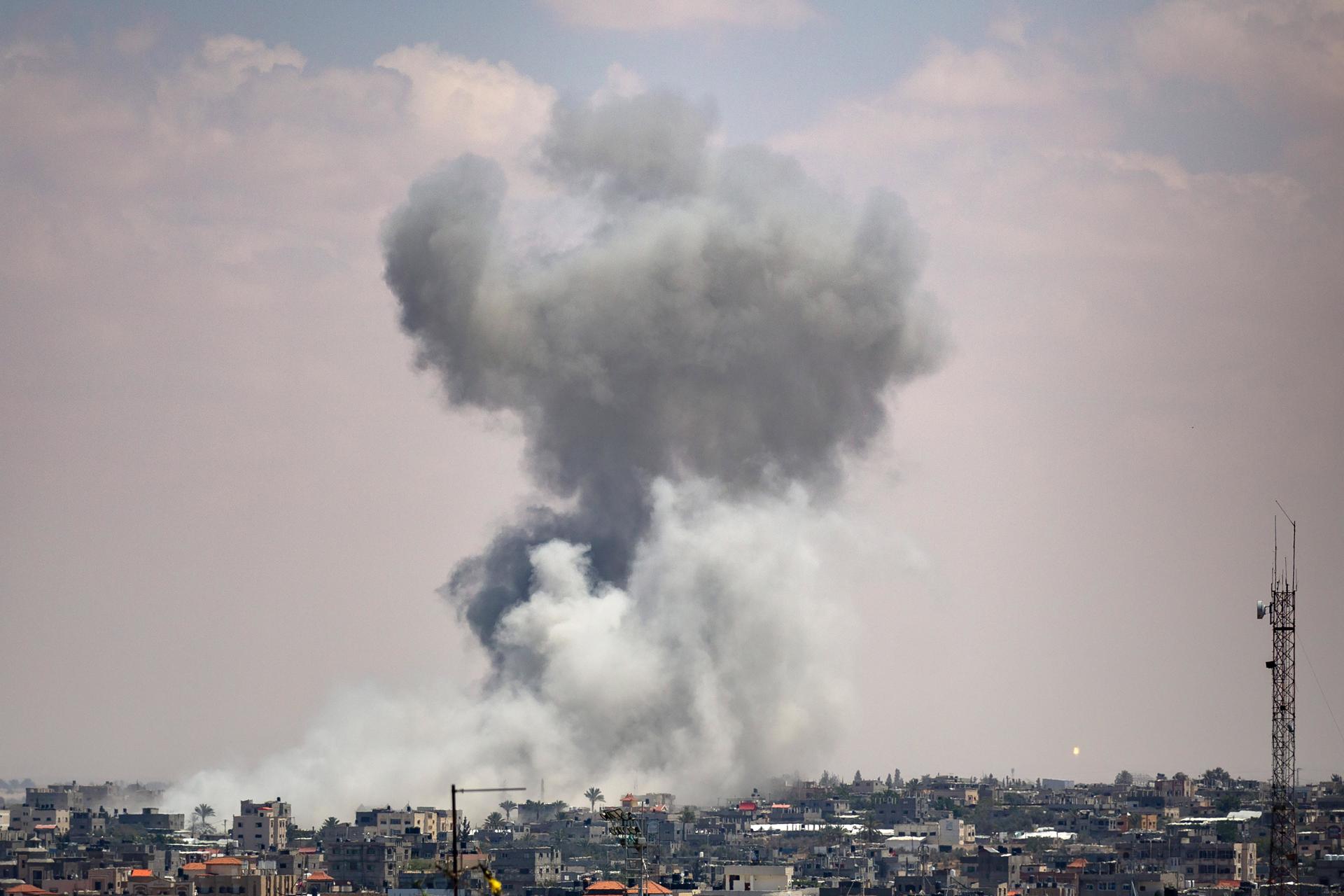 Se eleva humo tras un ataque aéreo israelí, en Rafah, sur de la Franja de Gaza.