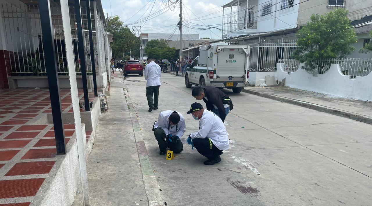 La Sijin inspeccionando el lugar de un homicidio en el suroccidente de Barranquilla. 