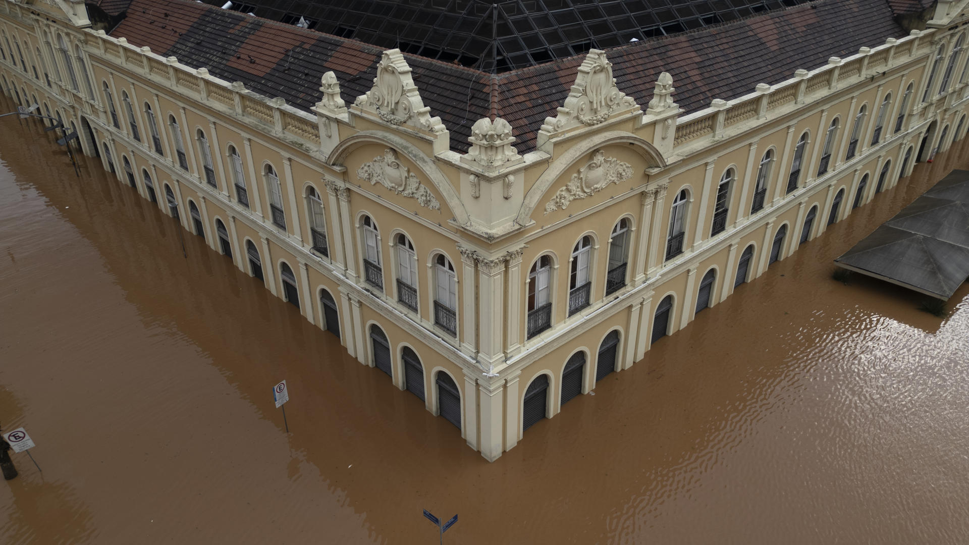 El mercado de Porto Alegre se encuentra totalmente inundada. 